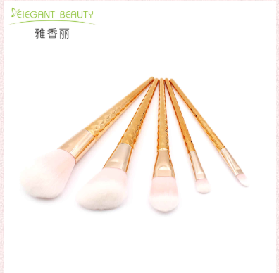 女孩子必備那幾種化妝刷呢！