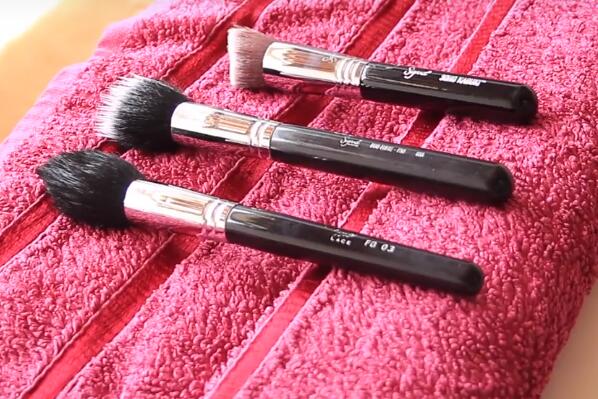 專業化妝刷和普通化妝刷哪個更省錢？