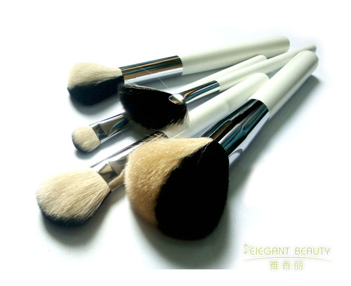 化妝刷的毛質(zhì)有哪些種類?各有什么優(yōu)缺點(diǎn)?