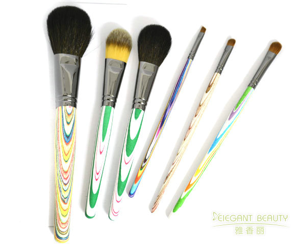 初學(xué)者應(yīng)該如何構(gòu)建自己的基礎(chǔ)化妝刷套裝?